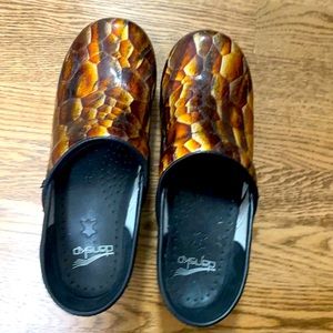 Dansko Size 38/7 Amber Brown Snake Print Work Clogs
